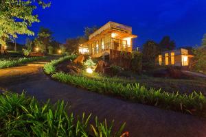 dom jest oświetlony w nocy w obiekcie Twelve Oclock Resort w mieście Si Khio