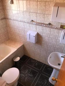 een badkamer met toilet en wastafel bij Hostal Lucerna in Curanipe