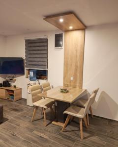 een eetkamer met een tafel en stoelen bij Suncani breg in Crni Vrh