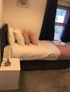 En eller flere senge i et værelse på The Windmill