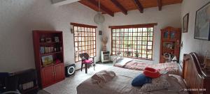 een slaapkamer met een bed met een rode hoed erop bij House in the Forest 