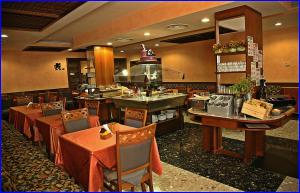 un ristorante con tavoli e sedie e un buffet di Hotel Meeting a Ciampino