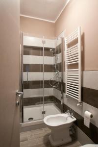 Un baño con ducha, inodoro y lavabo. en Your Sweet Home, en Génova 44 fotos más