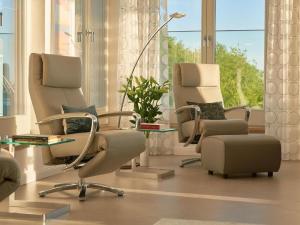 a waiting room with three chairs and a table at Apartment Meerblick&SPA by Interhome in Ostseebad Sellin