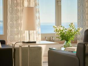 a living room with a table and a vase of flowers at Apartment Meerblick&SPA by Interhome in Ostseebad Sellin