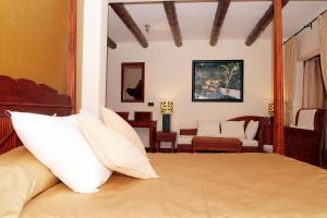 Postel nebo postele na pokoji v ubytování Hotel & Spa Sierra de Cazorla 4*