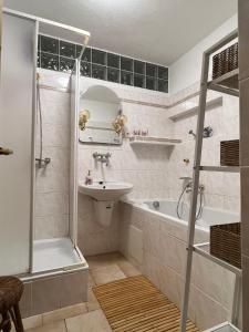 ein Badezimmer mit Dusche, Waschbecken und Badewanne in der Unterkunft Chata Rychnovanka in Zdobnice