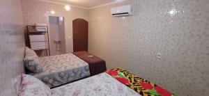 a small room with two beds and a mirror at "Taberna dos Castilho" in Bertioga