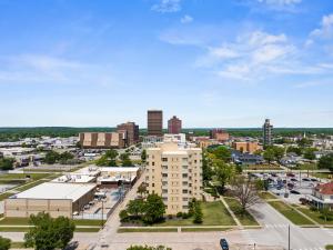 una vista aerea di una città con un edificio di Hotel Phillips a Bartlesville