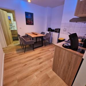 a kitchen and dining room with a table and chairs at Sweet Apartment Düsseldorf City B27 in Düsseldorf +11 photos