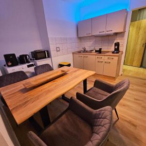 a kitchen with a wooden table and chairs at Sweet Apartment Düsseldorf City B27 in Düsseldorf