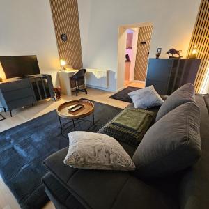 a living room with a couch and a table at Sweet Apartment Düsseldorf City B27 in Düsseldorf