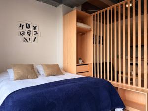 Giường trong phòng chung tại Artistico Loft Central con Balcón