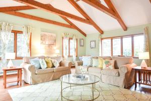 een woonkamer met een bank en een tafel bij The Perfect Beach Getaway in Orleans