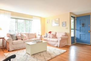 een woonkamer met twee banken en een salontafel bij The Perfect Beach Getaway in Orleans