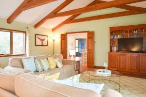 een woonkamer met een bank en een tv bij The Perfect Beach Getaway in Orleans +26 foto's