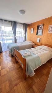 Giường trong phòng chung tại Departamento Pleno Centro Puerto Varas