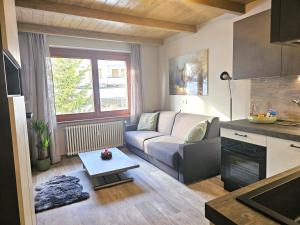 een woonkamer met een bank en een tafel bij Moda Apartments Scalette in Sestriere