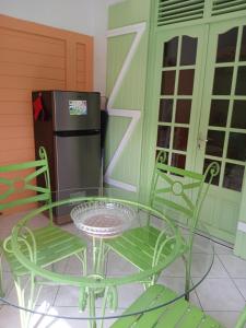 大博格Résidence rose Cannelle的露台配有桌椅和冰箱。 更多3张照片