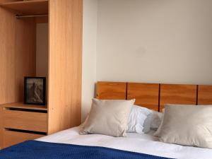 Giường trong phòng chung tại Luminoso y Céntrico Loft con Balcón