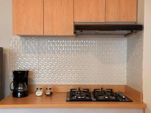 un comptoir de cuisine avec une cuisinière et un micro-ondes dans l'établissement Luminoso y Céntrico Loft con Balcón, à Sogamoso 5 autres photos