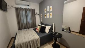 En eller flere senge i et værelse på Suite Double-Climatizada-Centro