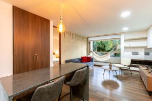 a kitchen and living room with a large counter top at Apartamentos Casa Grande in Rionegro