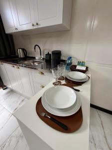 una cucina con due piatti e bicchieri su un bancone di Loft 02 na Praia Brava a Itajaí