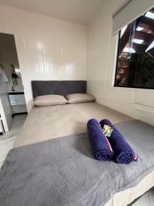 un grande letto in una stanza con una grande finestra di Loft 02 na Praia Brava a Itajaí