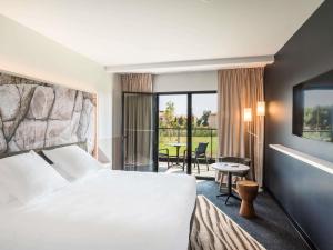 Postel nebo postele na pokoji v ubytování Mercure Hotel & Spa Bastia Biguglia