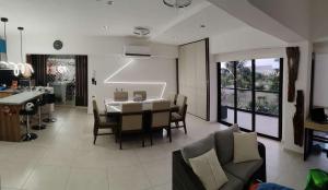 een eetkamer en woonkamer met een tafel en stoelen bij Acapulco Brake Rental in Acapulco