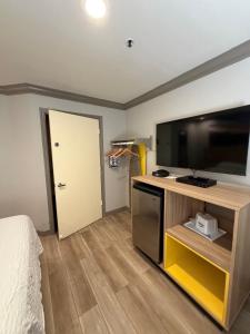 TV/trung tâm giải trí tại Days Inn by Wyndham San Francisco S/Oyster Point Airport