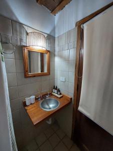 un bagno con lavandino e specchio di Ruka Fusión a Carlos Keen