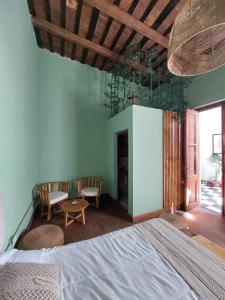 una camera da letto con un letto, due sedie e un tavolo di Ruka Fusión a Carlos Keen