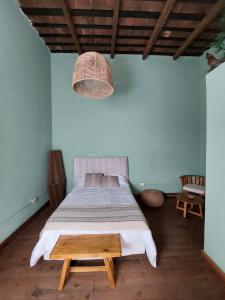 una camera da letto con un letto in una parete blu di Ruka Fusión a Carlos Keen