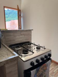 a white stove top oven in a kitchen at Paraty Prime House in Paraty