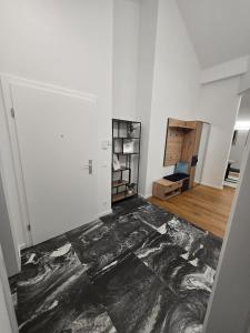 an empty room with a white wall and a floor at Stylische Ferienwohnung 2 in Salzburg