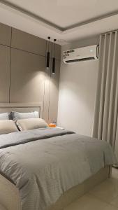 En eller flere senge i et værelse på Private apartment with a classy character