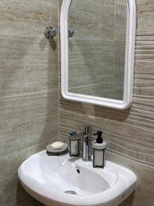 Et badeværelse på Private apartment with a classy character + 9 billeder