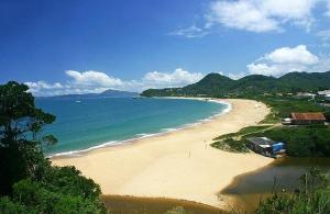 a view of a beach with the ocean at Estudio Praia do Estaleiro - Balneário Camboriú in Balneário Camboriú