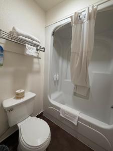 Phòng tắm tại Days Inn by Wyndham San Francisco S/Oyster Point Airport