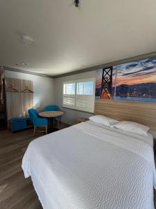 Giường trong phòng chung tại Days Inn by Wyndham San Francisco S/Oyster Point Airport