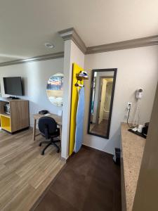 TV/trung tâm giải trí tại Days Inn by Wyndham San Francisco S/Oyster Point Airport