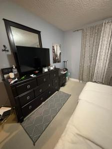 Et tv og/eller underholdning på Cozy Primary Room with Own Bathroom