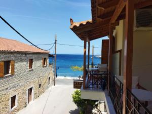 una vista dell'oceano dal balcone di una casa di Avra Apartments a Leonidion (Leonidio)