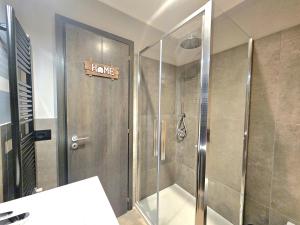 una doccia con un cartello che dice di avere in un bagno di Moda Apartments Cimaboschi a Sestriere