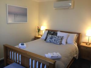 Giường trong phòng chung tại Skyescape on Northshore Queen Bedroom