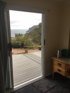 Cảnh núi rừng hoặc tầm nhìn ra núi từ chỗ nghỉ nhà dân