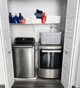 Køkken eller tekøkken på Modern 2BR Loft Condo with Rooftop Patio and Parking + 2 billeder