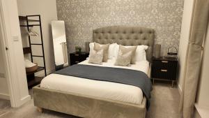 een slaapkamer met een groot bed met een groot hoofdeinde bij Homi Host-Apricot House in Birmingham